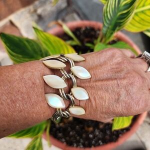 Vintage  Goldtone Mother of pearl  Leaf Chsin Bracele5